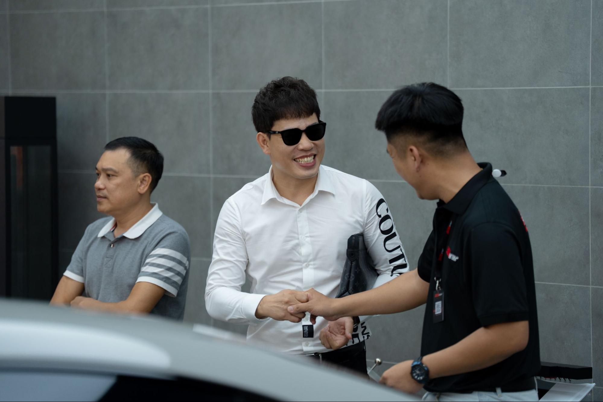 Xe mau trong khu thi cong 3M Pro Shop